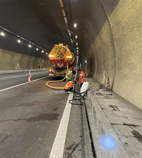 溆浦隧道排水渠清淤